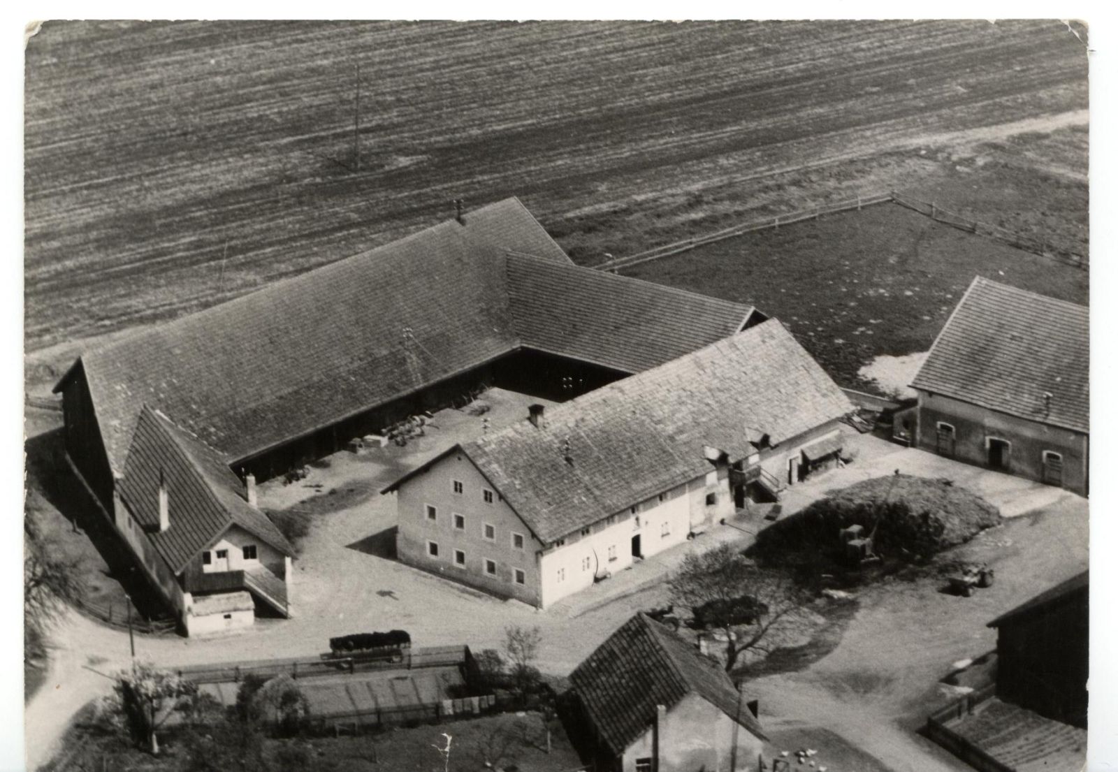 Einfahrt zum Hof der Familie Schinhärl