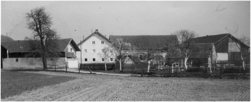 Einfahrt zum Hof der Familie Schinhärl